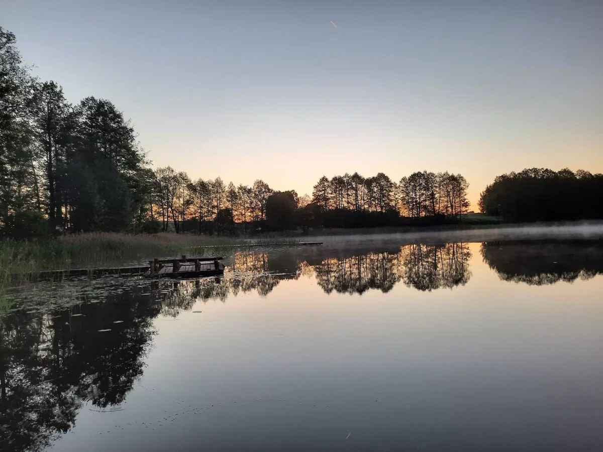 agro norwa jezioro chmury na tafli jeziora
