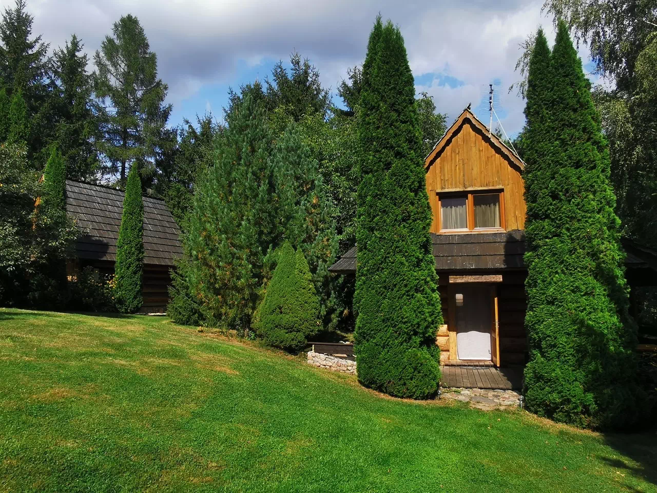 agro norwa sumowo domek 6os z tujami